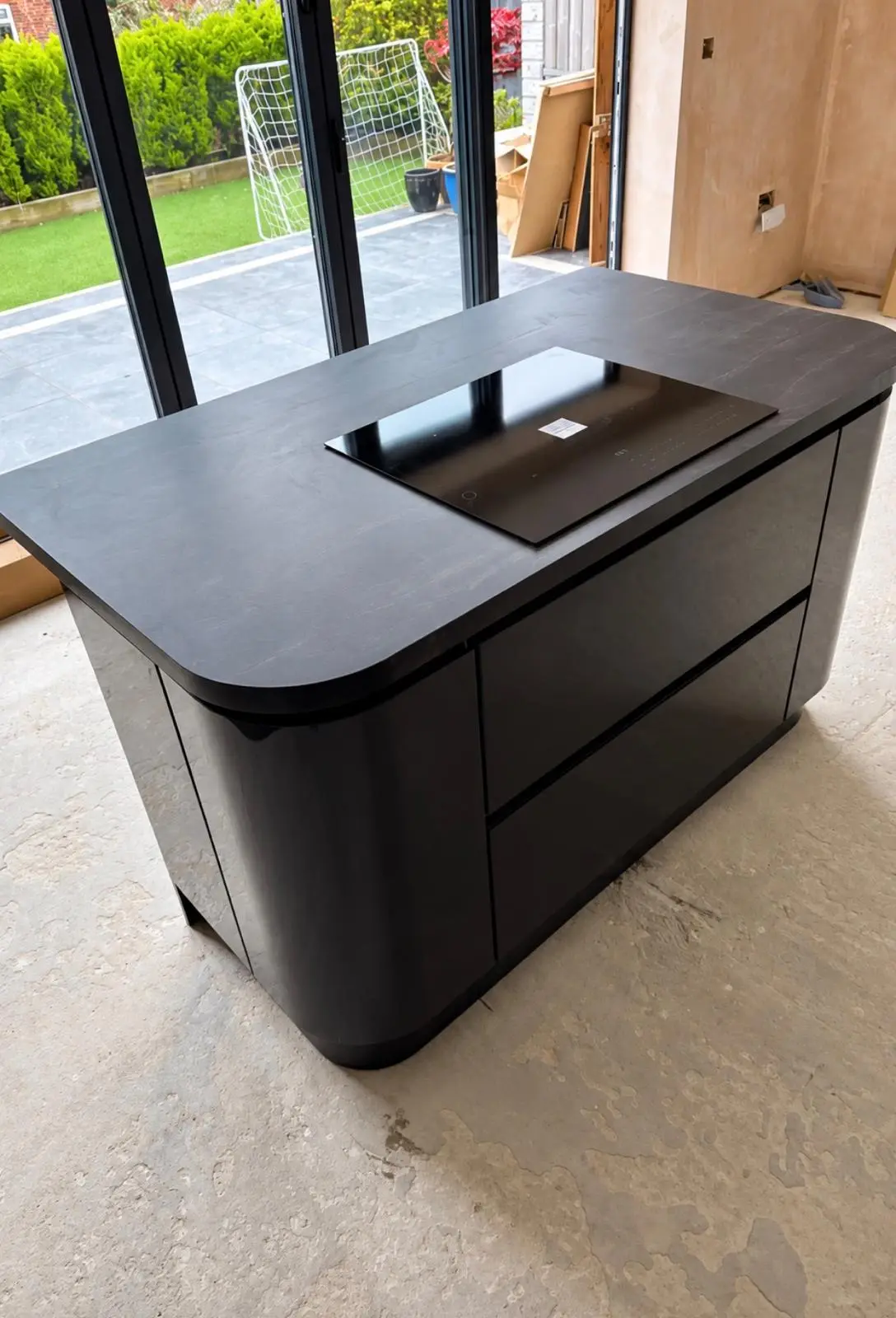 Curved end of the island worktop, with a flush induction hob