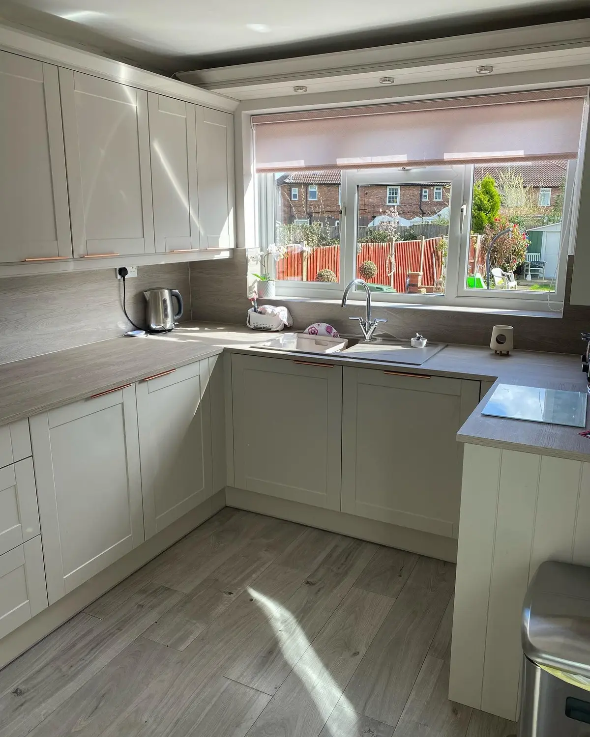 Light shaker U-shaped kitchen, seen from the doorway