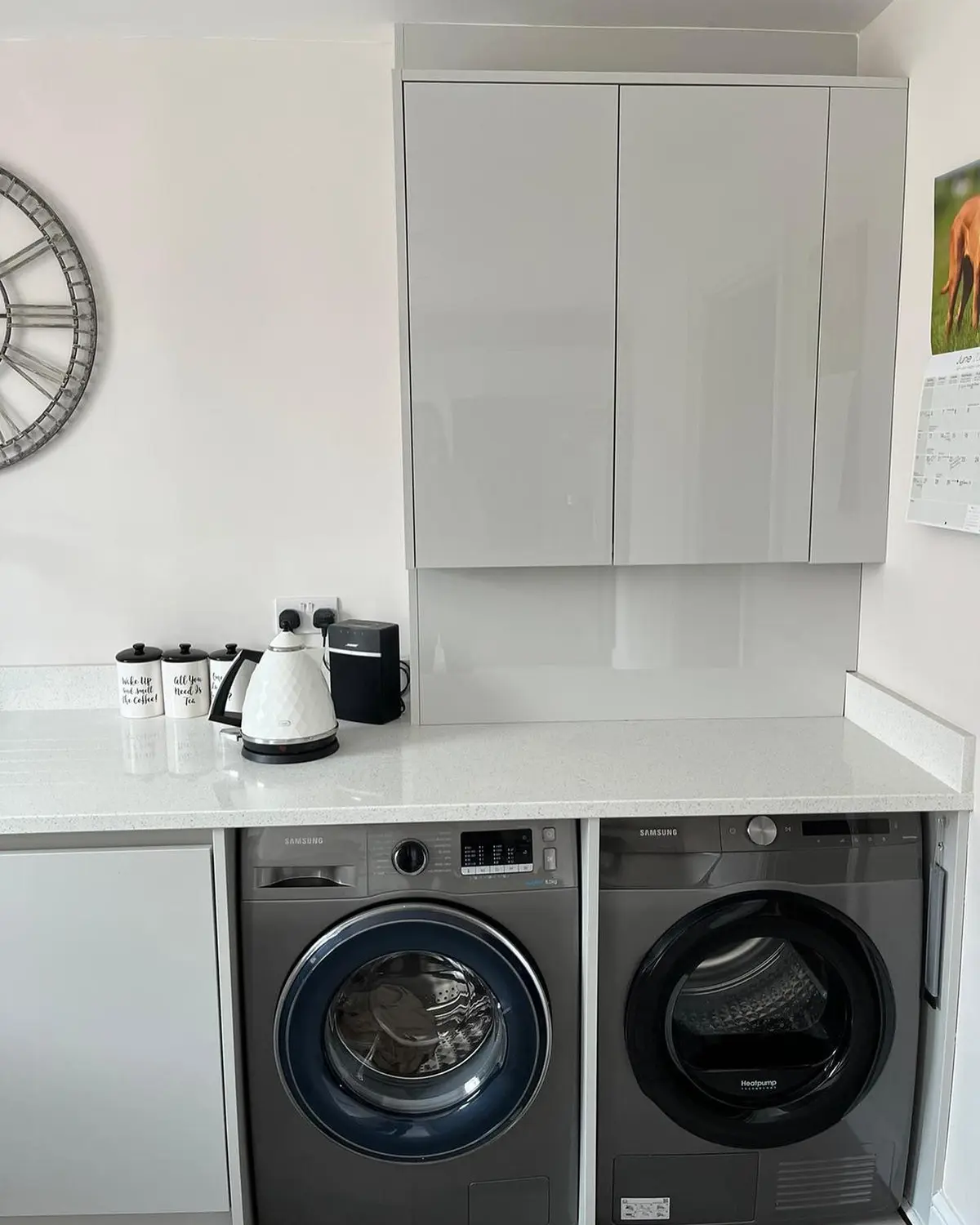 Tall handleless units with washer and dryer housing