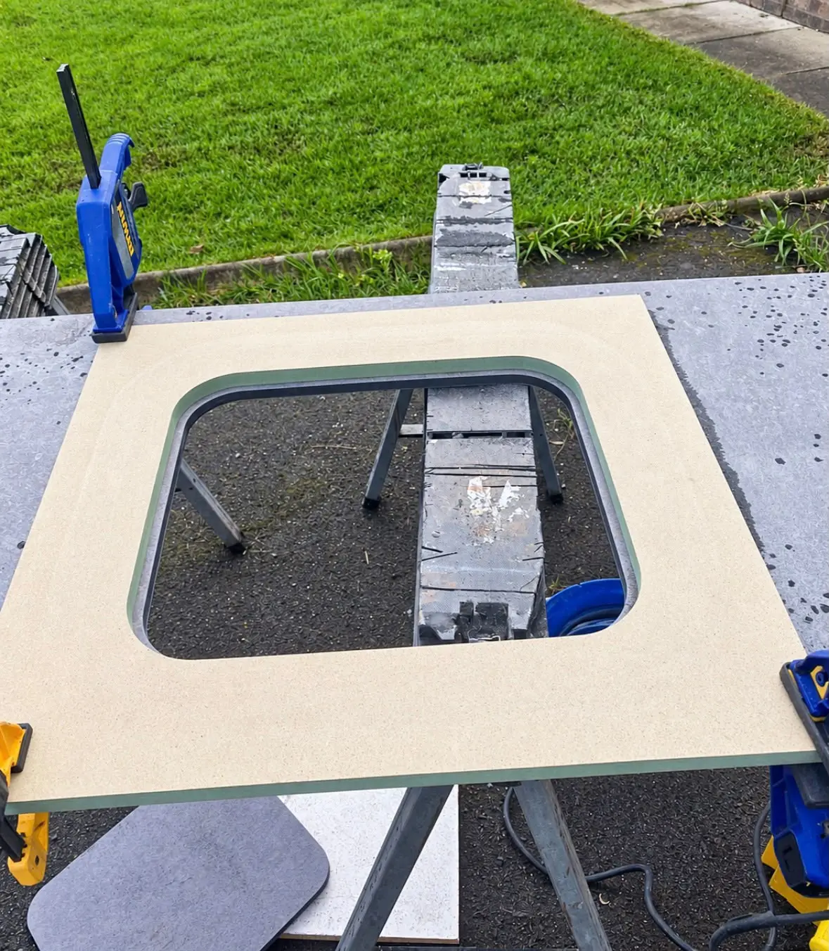 Cutting the sink opening in the compact laminate worktop, using a template